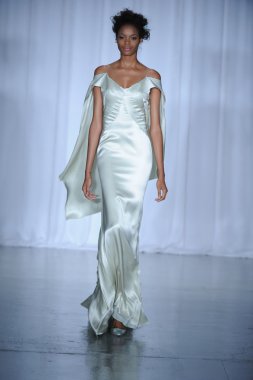 zac posen defilede model yürür