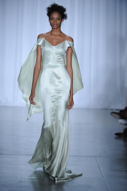 zac posen defilede model yürür