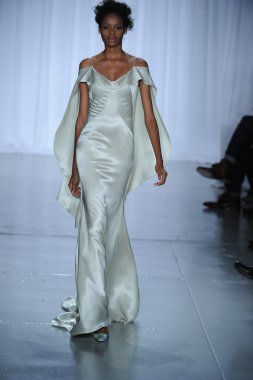 zac posen defilede model yürür