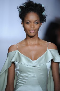 zac posen defilede model yürür