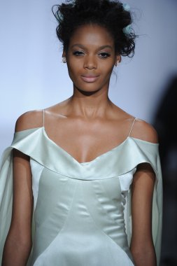 zac posen defilede model yürür