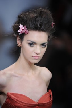 zac posen defilede model yürür