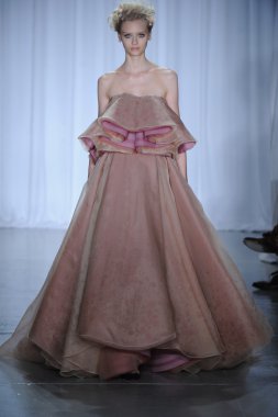 zac posen defilede model yürür