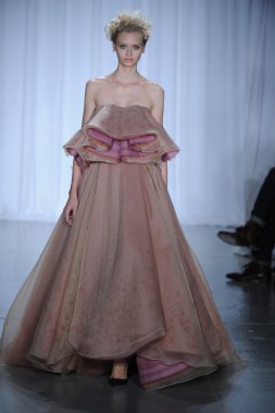 zac posen defilede model yürür