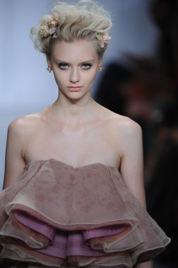 zac posen defilede model yürür