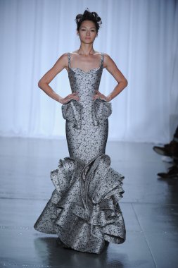 zac posen defilede model yürür