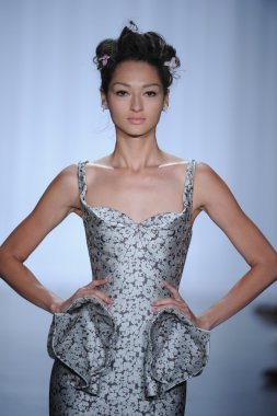 zac posen defilede model yürür