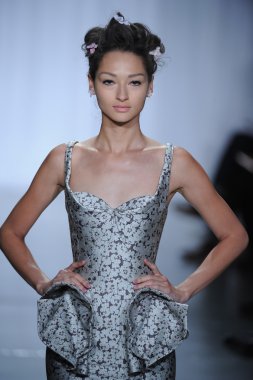 zac posen defilede model yürür