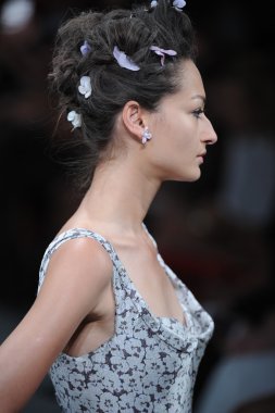 zac posen defilede model yürür