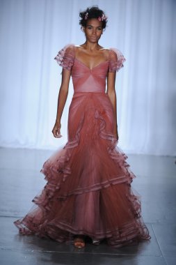 zac posen defilede model yürür