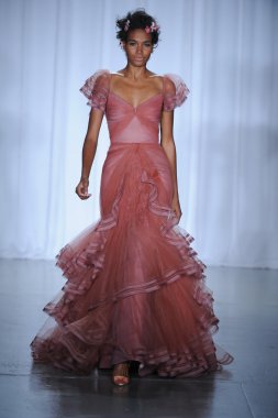 zac posen defilede model yürür