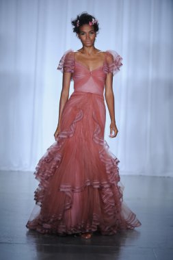 zac posen defilede model yürür