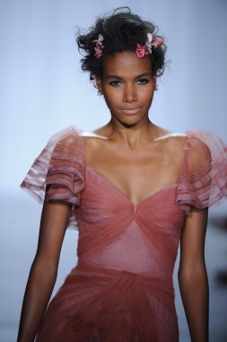 zac posen defilede model yürür