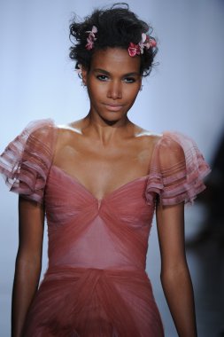 zac posen defilede model yürür