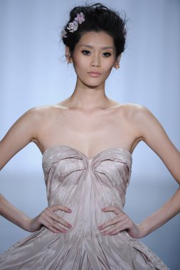 zac posen defilede model yürür