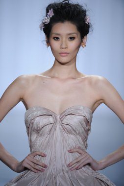 zac posen defilede model yürür