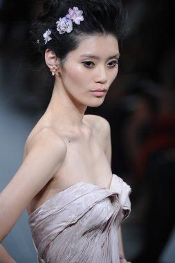 zac posen defilede model yürür