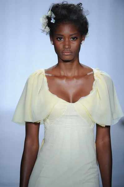 Modelo camina en el desfile de moda Zac Posen —  Fotos de Stock