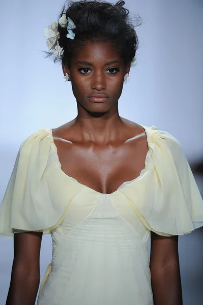 Modelo caminha no desfile de moda Zac Posen — Fotografia de Stock