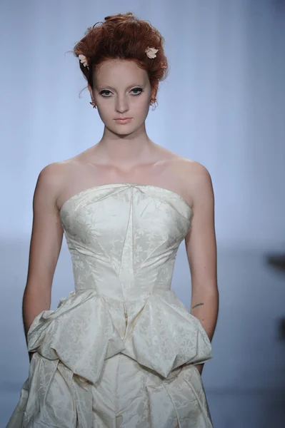 Modelo caminha no desfile de moda Zac Posen — Fotografia de Stock