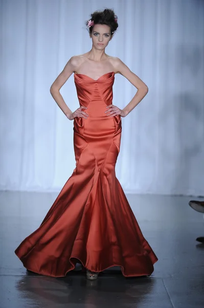 Modelo camina en el desfile de moda Zac Posen —  Fotos de Stock