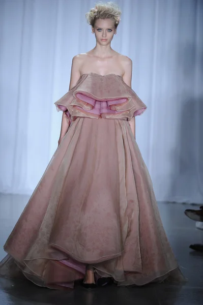 Model idzie na pokaz mody zac posen — Zdjęcie stockowe