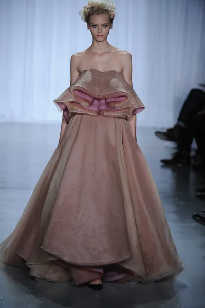 Model idzie na pokaz mody zac posen — Zdjęcie stockowe