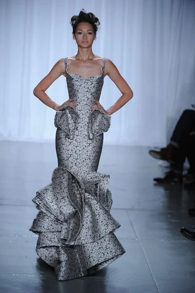 Model idzie na pokaz mody zac posen — Zdjęcie stockowe