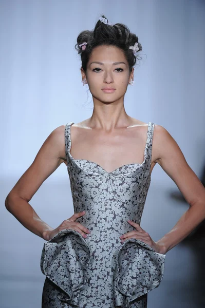 zac posen defilede model yürür