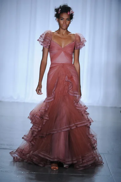 Modelo camina en el desfile de moda Zac Posen — Foto de Stock