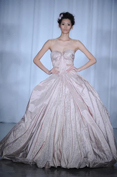 Modelo camina en el desfile de moda Zac Posen — Foto de Stock