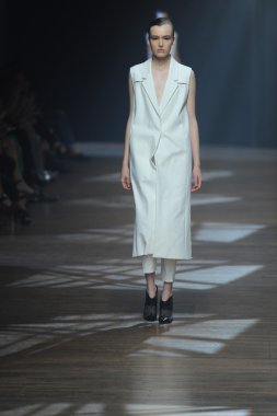 yigal azrouel defile, model