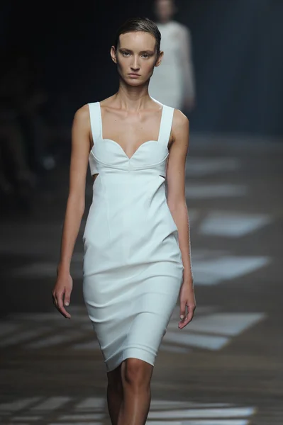 Modelo en Yigal Azrouel desfile de moda — Foto de Stock