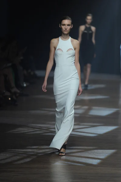 Modelo en Yigal Azrouel desfile de moda —  Fotos de Stock