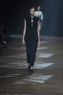 yigal azrouel defile, model