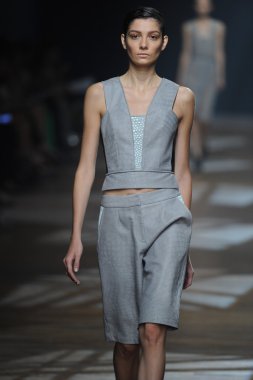 yigal azrouel defile, model
