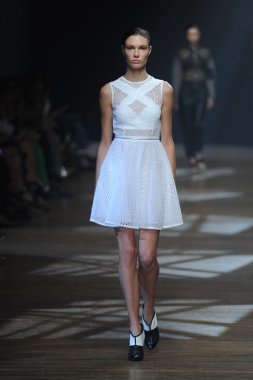 yigal azrouel defile, model