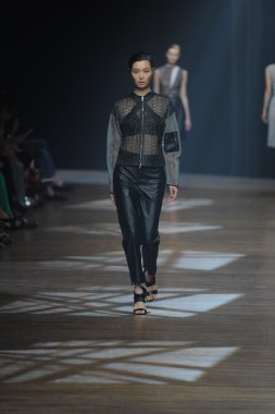 yigal azrouel defile, model
