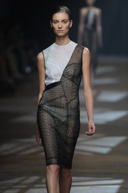 yigal azrouel defile, model
