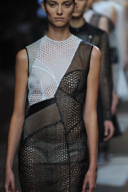 modellen op yigal azrouel fashion show