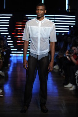 модель в telfar показ мод