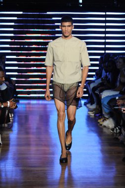 модель в telfar показ мод