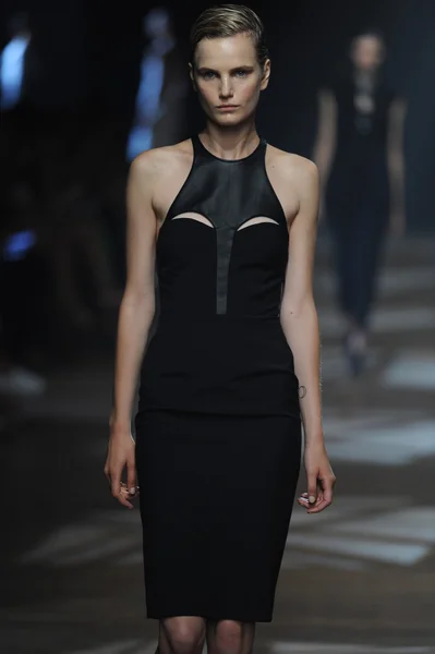 Model at Yigal Azrouel fashion show — Stock Photo, Image