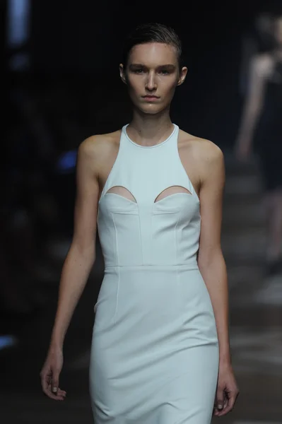 Modelo en Yigal Azrouel desfile de moda — Foto de Stock