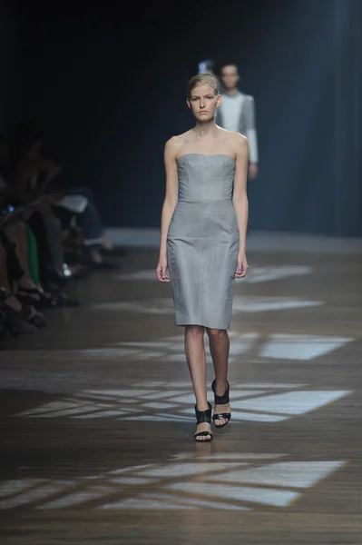 Yigal azrouel defile, model — Stok fotoğraf