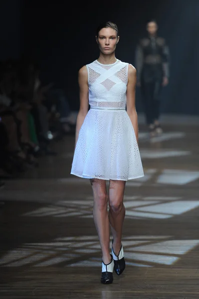 Yigal azrouel defile, model — Stok fotoğraf