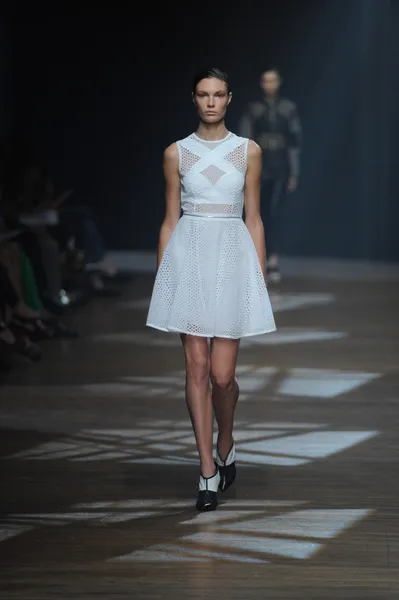 Yigal azrouel defile, model — Stok fotoğraf