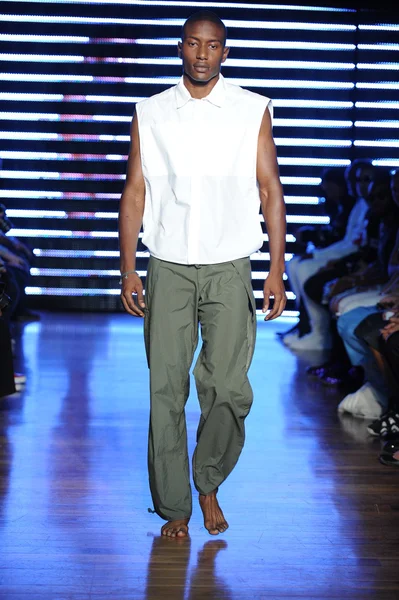 Model at Telfar fashion show — Stock Photo, Image