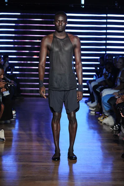 Model op telfar fashion show — Stockfoto