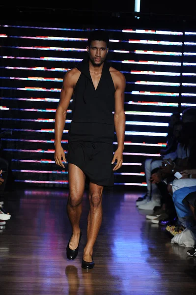 Model at Telfar fashion show — Stock Photo, Image